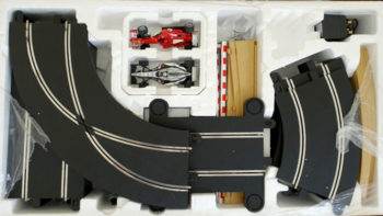 Scalextric - Circuit ADVANCE - Piste de course complète - 2 voitures et 2  commandes 1:32 (GT3 Series)